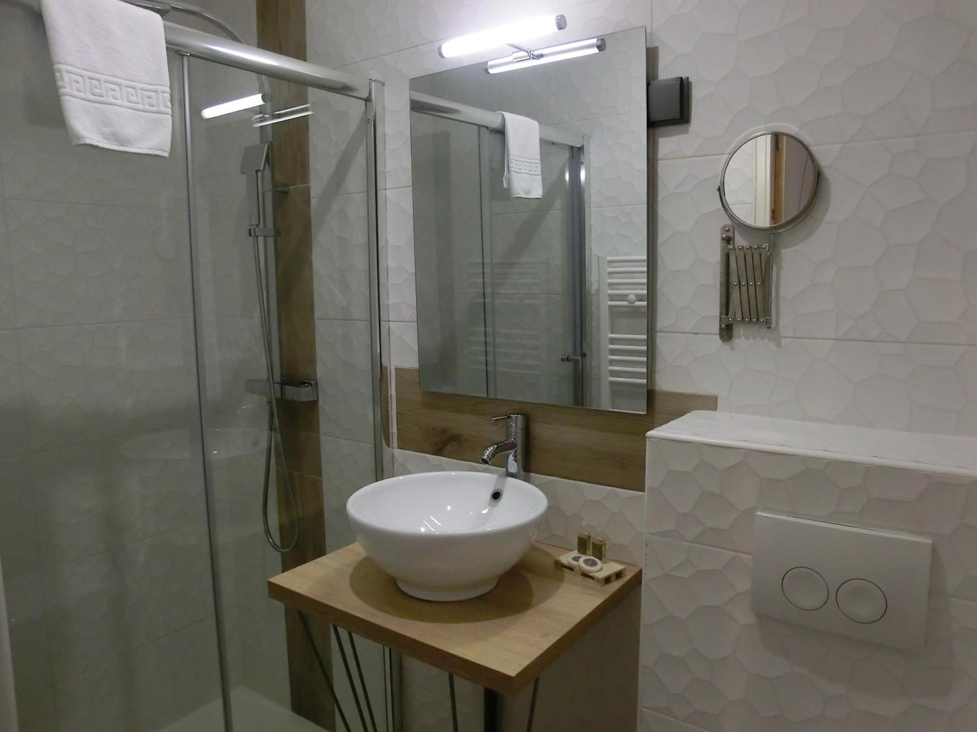 Hotel Sur Le Quai Пор-Вандр Номер фото