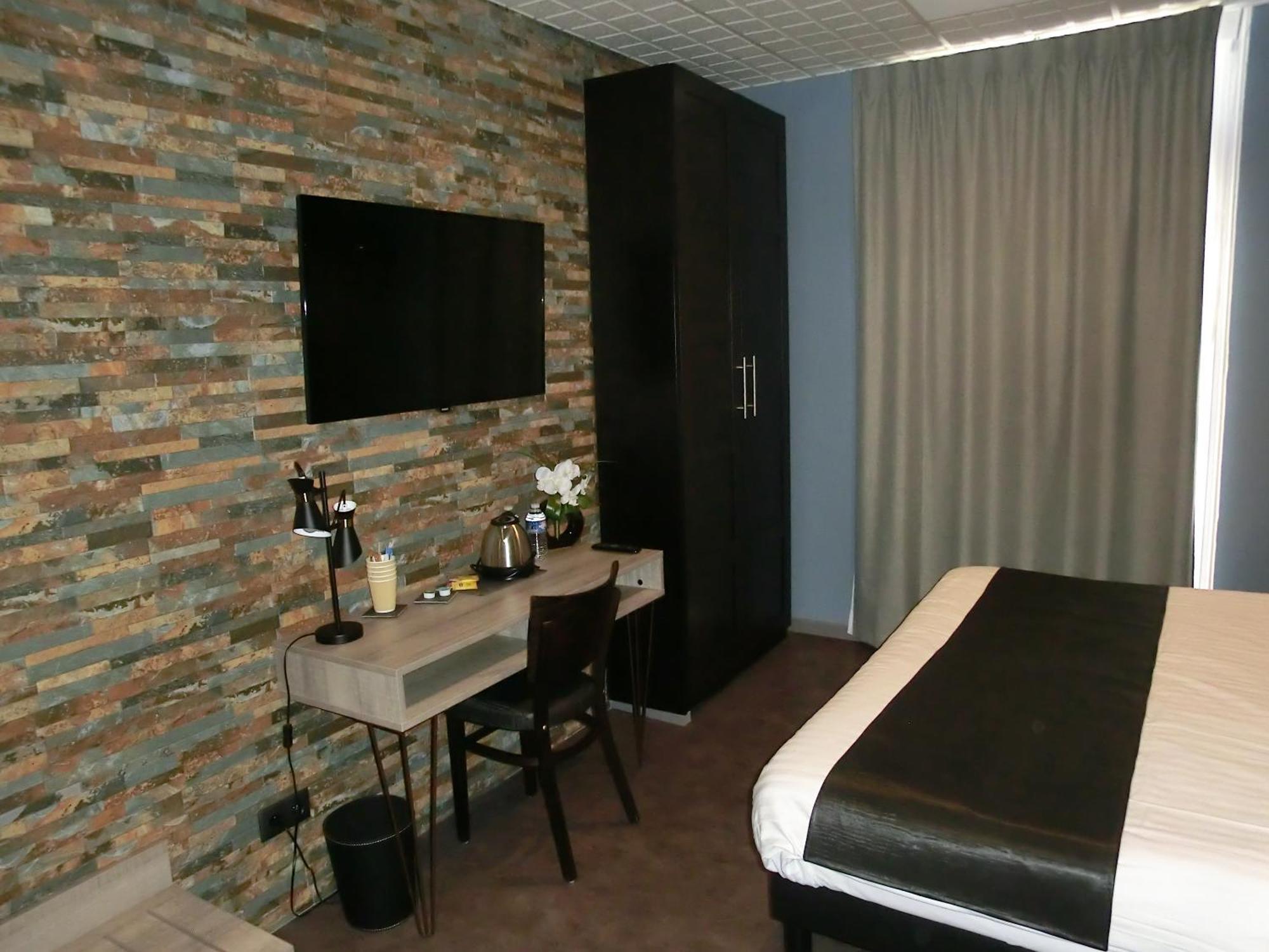 Hotel Sur Le Quai Пор-Вандр Экстерьер фото